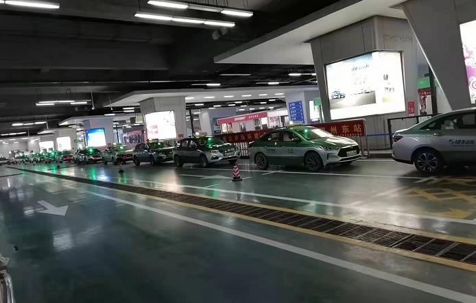 乘客车外扫码、亮码即可乘车！5月11日零时起，郑州出租车恢复正常运营