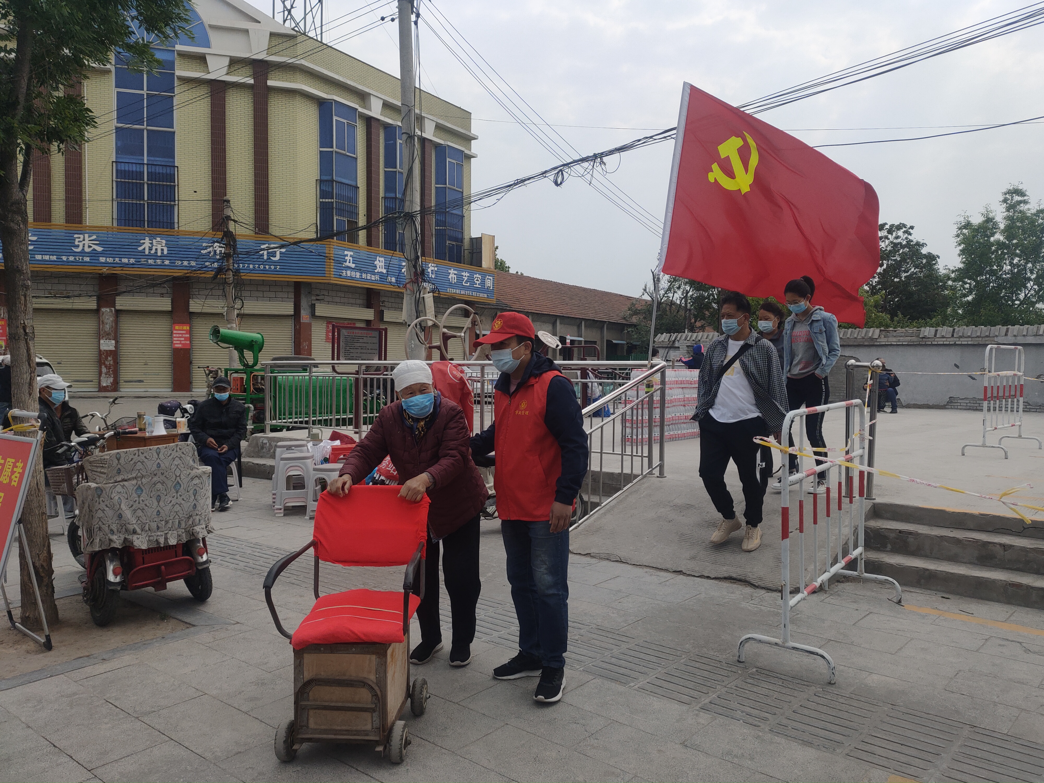 开封市市政管理处党员志愿者积极参与社区帮扶志愿服务活动