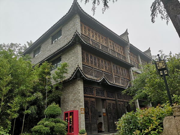 浉河区东双河镇悟园民宿经理董娟说:"我们民宿有20个客房,各个房间