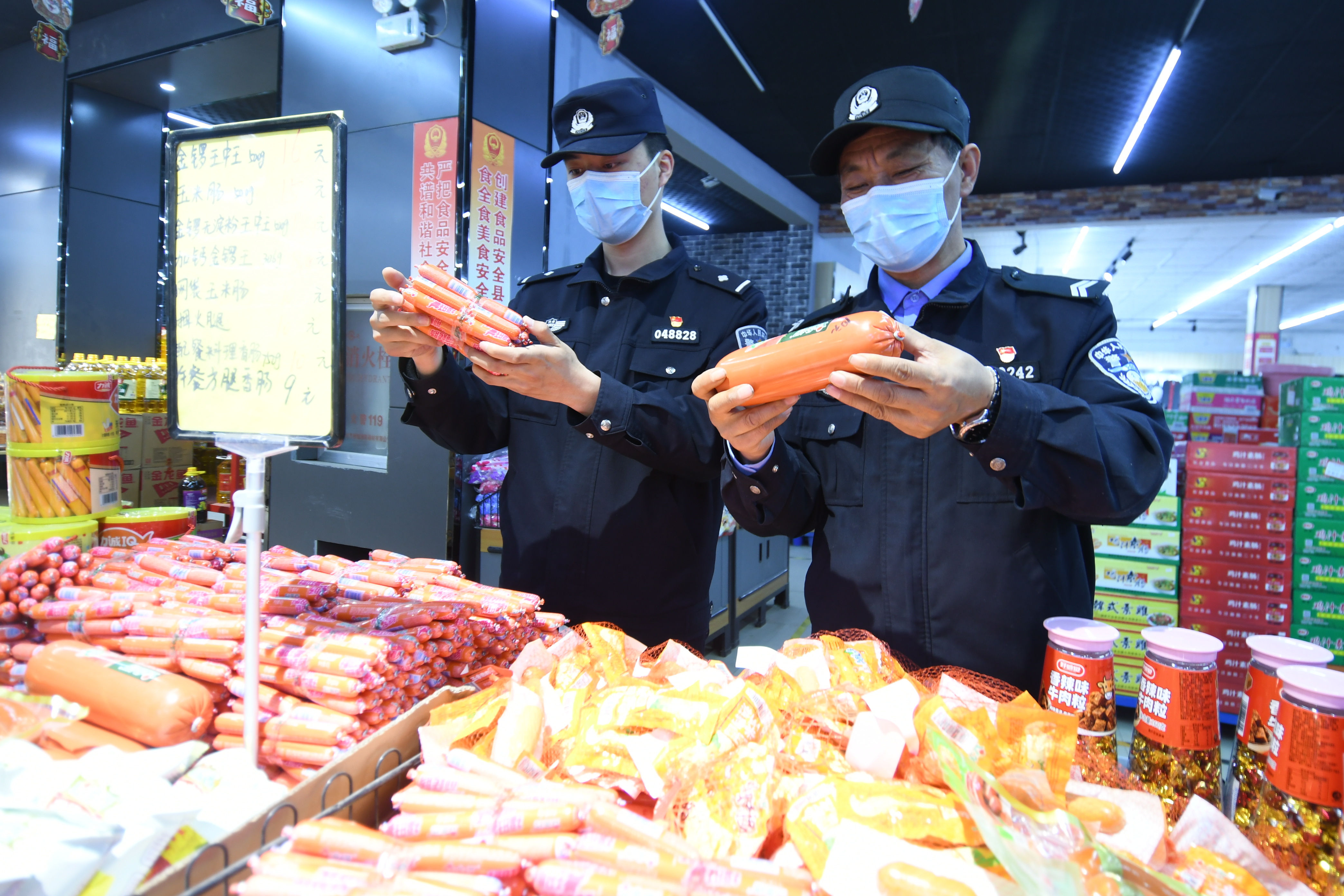 浚县公安开展食品安全检查守护群众餐桌安全