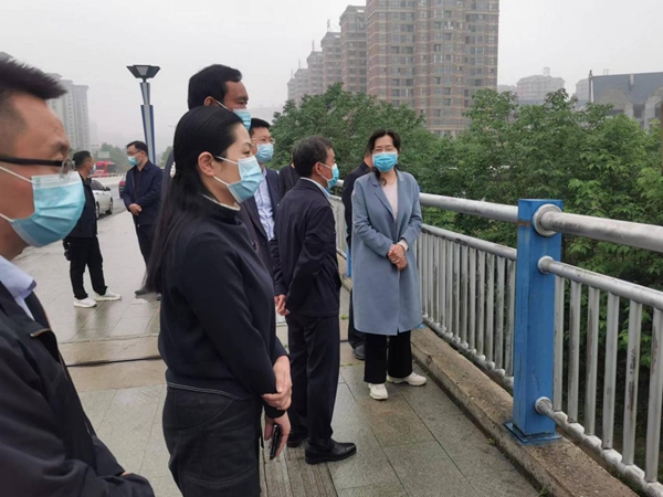 5月12日,驻马店市副市长何冬带队深入驿城区调研练江河流域水环境整治