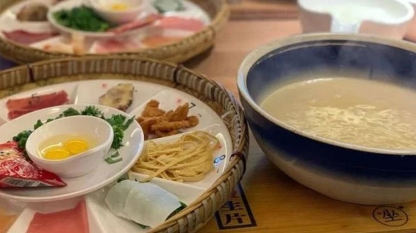 云南过桥米线肉片厚度不能超2毫米 汤量应确保浸没所有食材