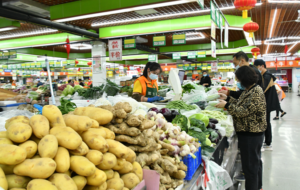 在封控小区门口设立“流动微市场”，郑州“点对点”保障居民“菜篮子”