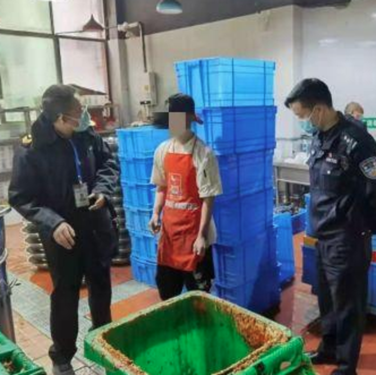 四川一火锅店卖出近5万锅地沟油锅底