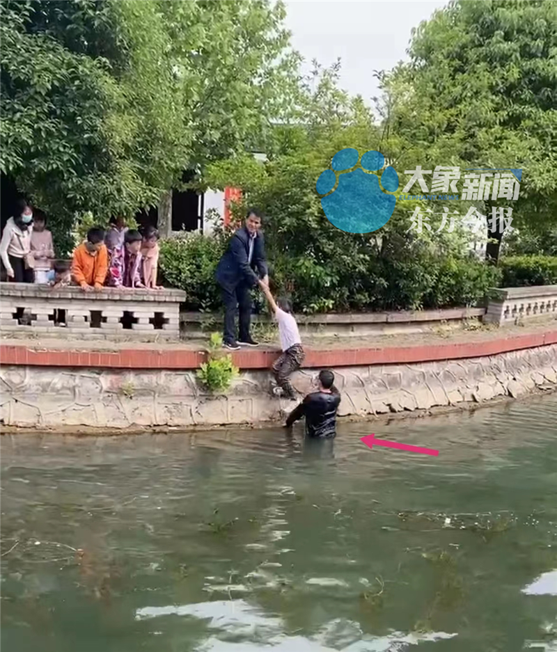 近日,短视频平台流传一则男子下水勇救落水女孩的片段,经大象新闻