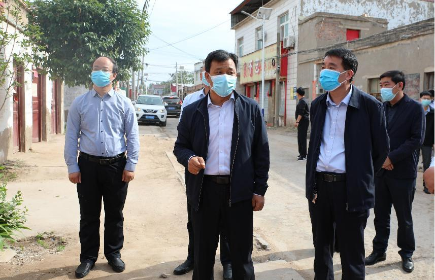 杞县县委副书记县长黄宗刚看望慰问乡村医生