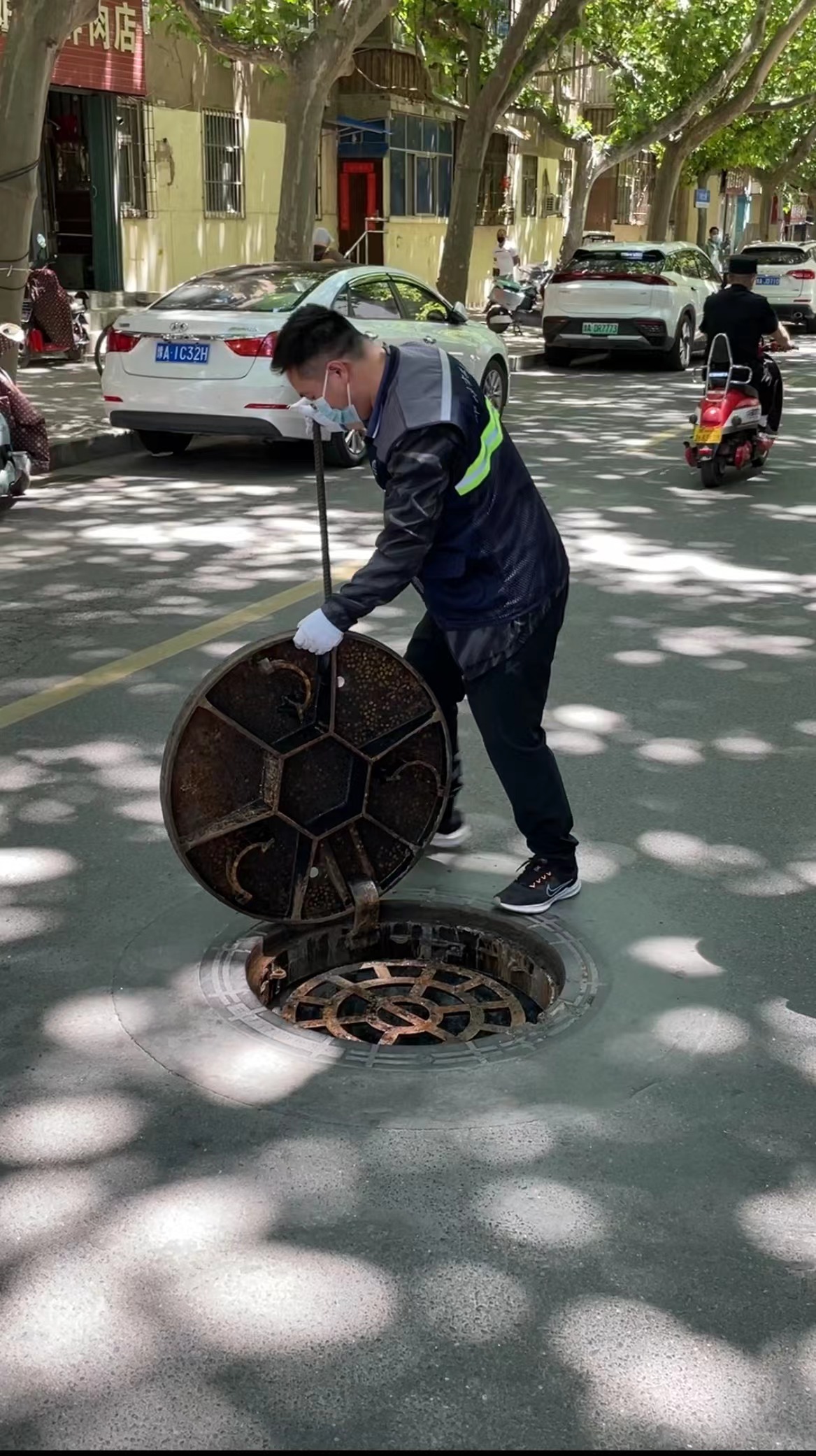 郑州市井盖办在郑州市16区县展开窨井盖治理排查工作,5月18日在郑州郑