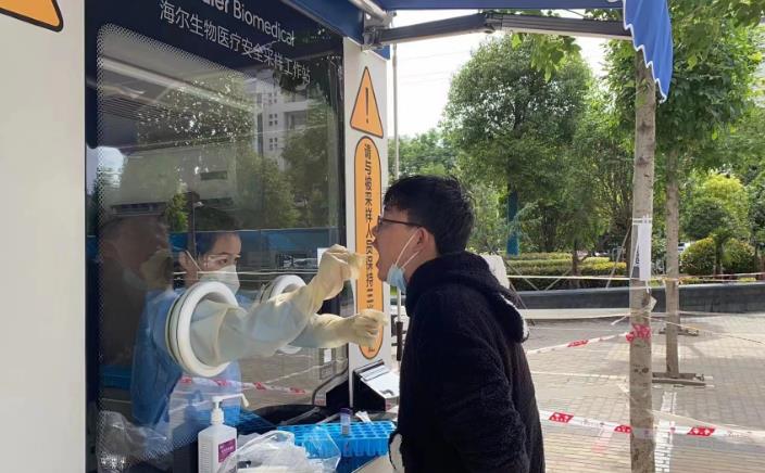 郑州市经开区率先部署15分钟核酸检测“采样圈” 记者实探经北一路核酸采样工作站
