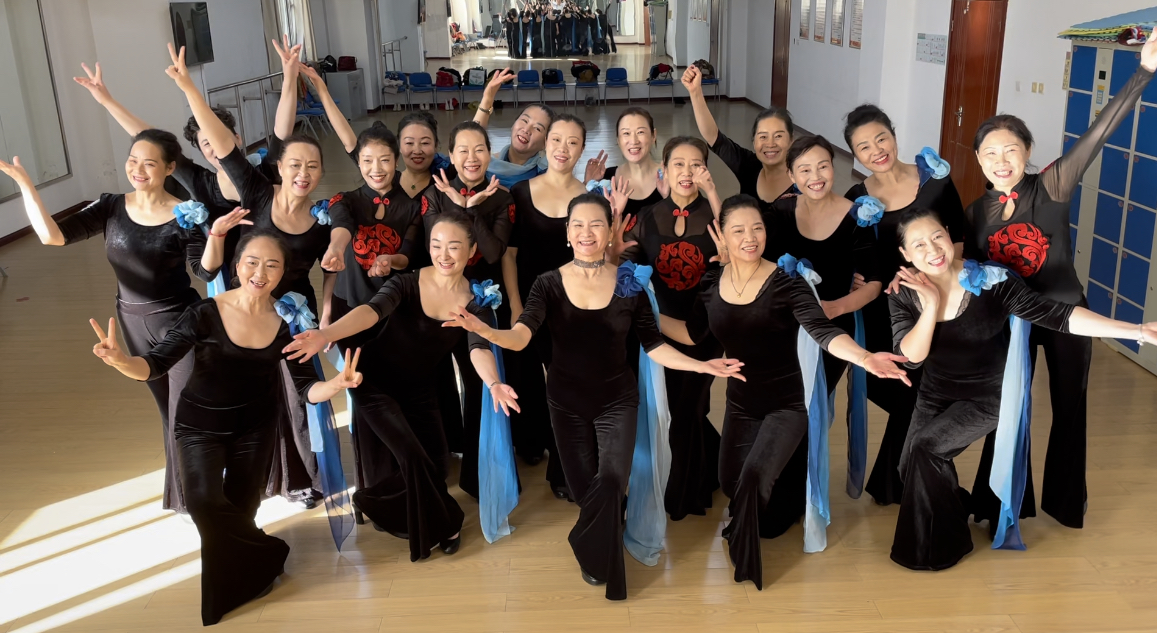 带孙子玩时尚两不耽误漯河这支奶奶模特队秀出最美夕阳红