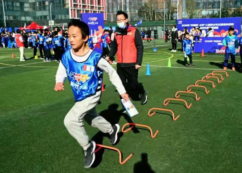 “奔跑吧·少年”探索障碍赛在郑举行