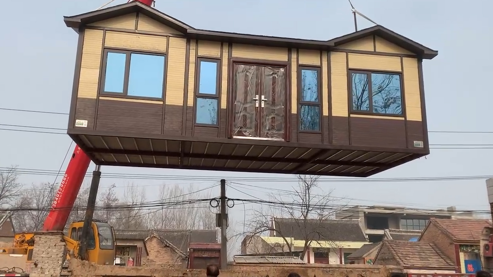 暖新闻开封一男子花4万为父母买移动别墅过春节两室一厅新房空降村内