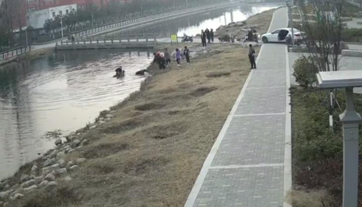 濮阳：台前县民警飞身进入刺骨冰水中救人
