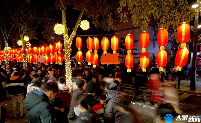 元宵节晚上,从平等街到梨花巷,再到小西门,街道两旁,国潮氛围营造