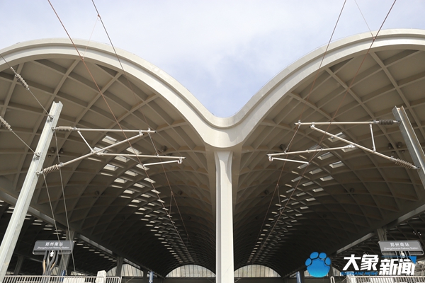 空间造型多变、施工工艺复杂 郑州南站“瑞鹤展翅”雨棚亮相