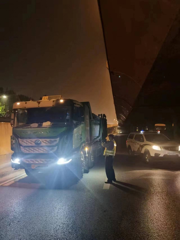 郑州交警将不间断整治渣土车上高架闯禁行 助力复工复产